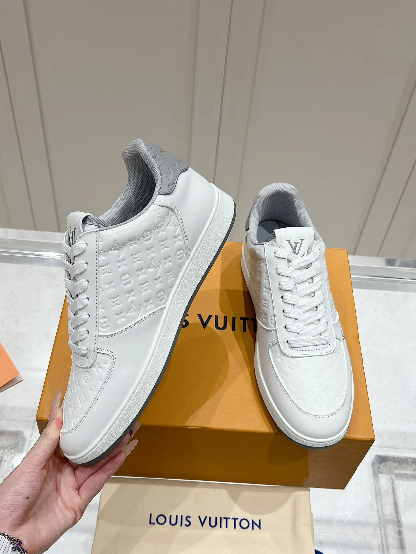 👟👟Ex-factory price 680👟👟 LV new style casual white shoes for men, simple and fashionable, light and comfortable, size: 39-44 (order 45)